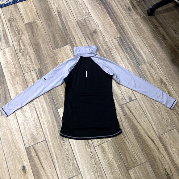 EC Reebok Running Pull Over - Picture 3 of 8